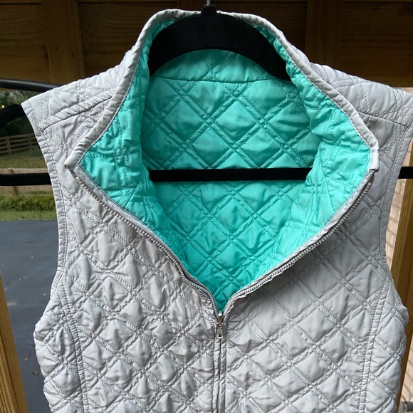 🎉2 for $12 Reversible quilted vest - Picture 2 of 5